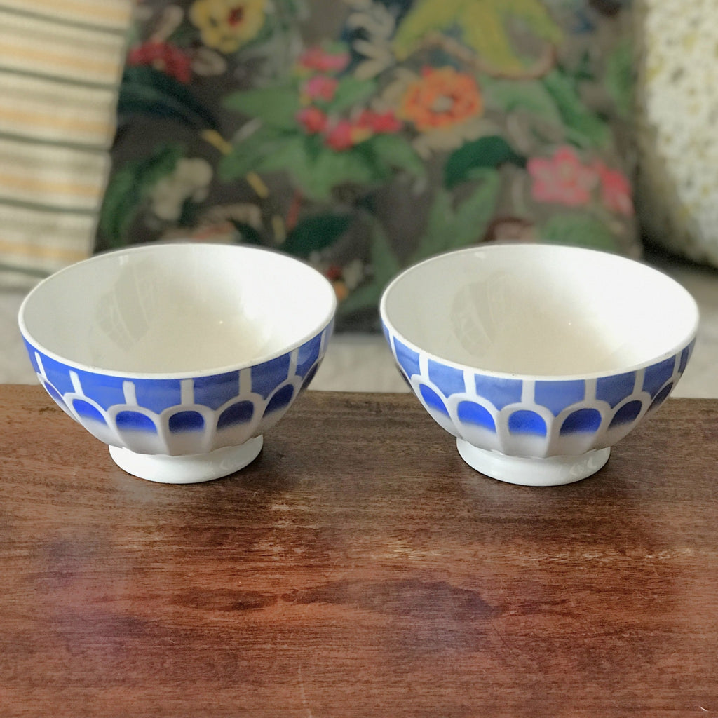 Paire de grands bols à café dits de grand-mère à facettes en faïence attribution Digoin Sarreguemines décor bleu Art Déco par Hello Broc brocante en ligne