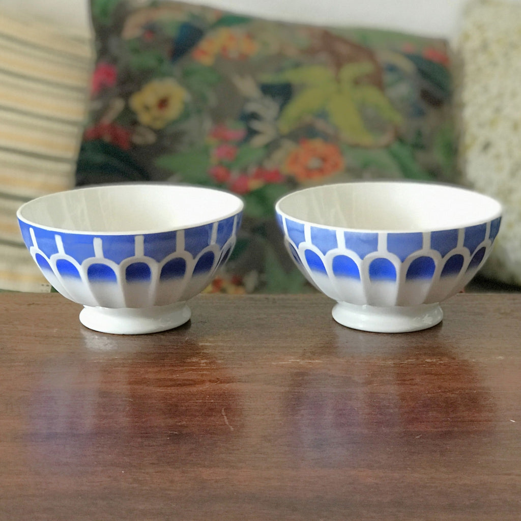 Paire de grands bols à café dits de grand-mère à facettes en faïence attribution Digoin Sarreguemines décor bleu Art Déco par Hello Broc brocante en ligne