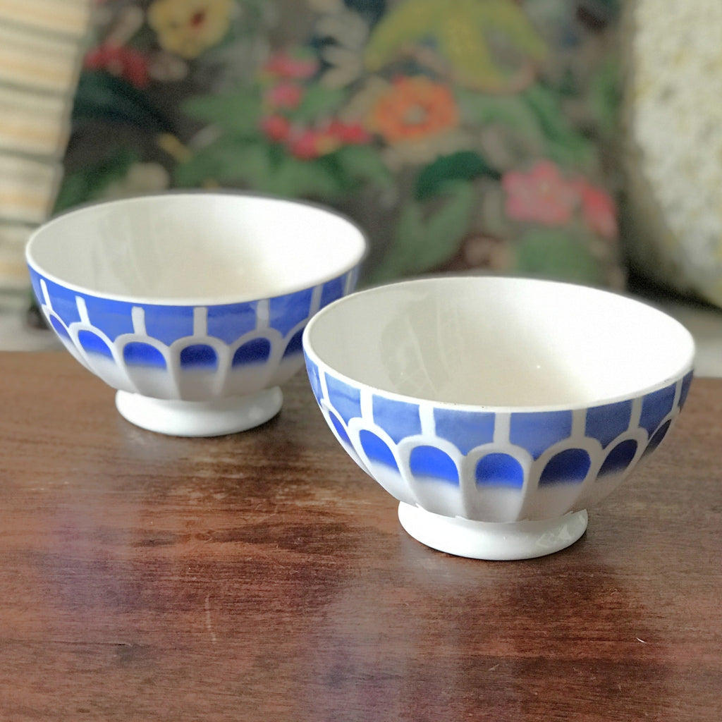 Paire de grands bols à café dits de grand-mère à facettes en faïence attribution Digoin Sarreguemines décor bleu Art Déco par Hello Broc brocante en ligne