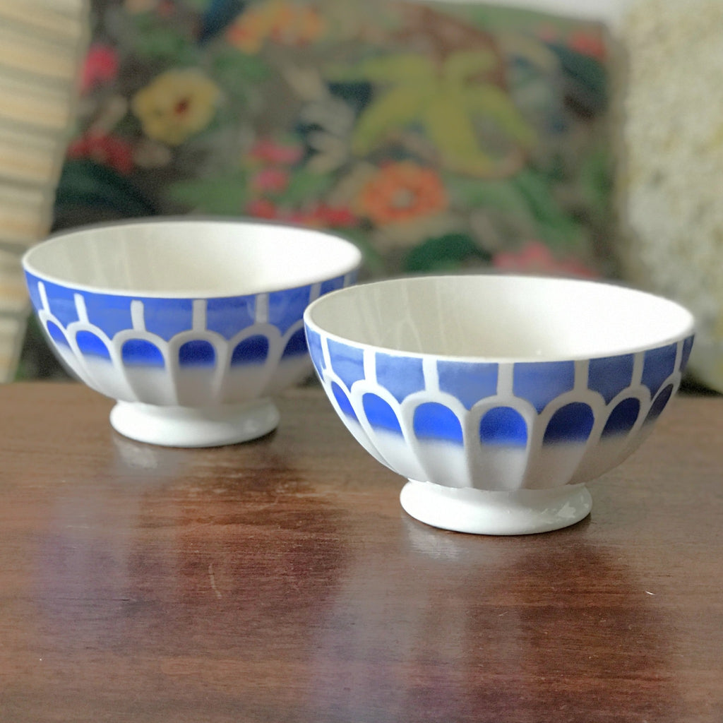 Paire de grands bols à café dits de grand-mère à facettes en faïence attribution Digoin Sarreguemines décor bleu Art Déco par Hello Broc brocante en ligne