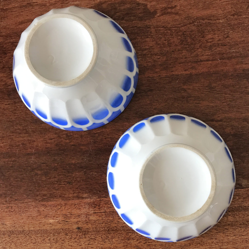 Paire de grands bols à café dits de grand-mère à facettes en faïence attribution Digoin Sarreguemines décor bleu Art Déco par Hello Broc brocante en ligne