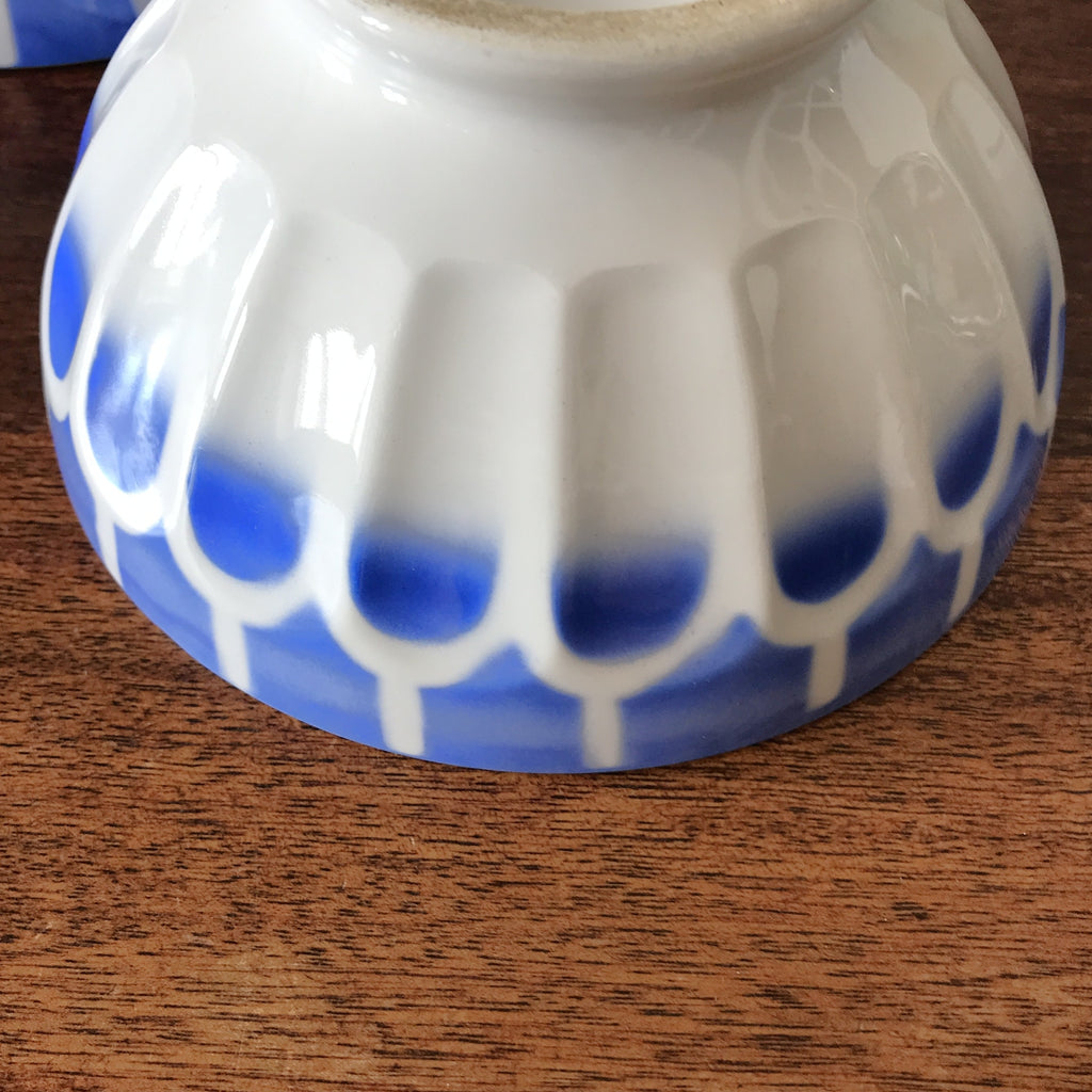 Paire de grands bols à café dits de grand-mère à facettes en faïence attribution Digoin Sarreguemines décor bleu Art Déco par Hello Broc brocante en ligne