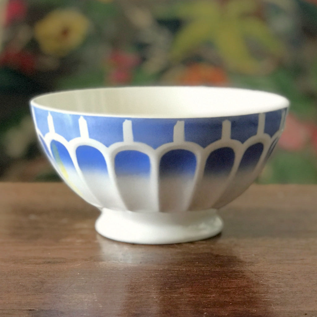 Grand bol à café dit de grand-mère à facettes en faïence attribution Digoin Sarreguemines décor bleu Art Déco par Hello Broc brocante en ligne