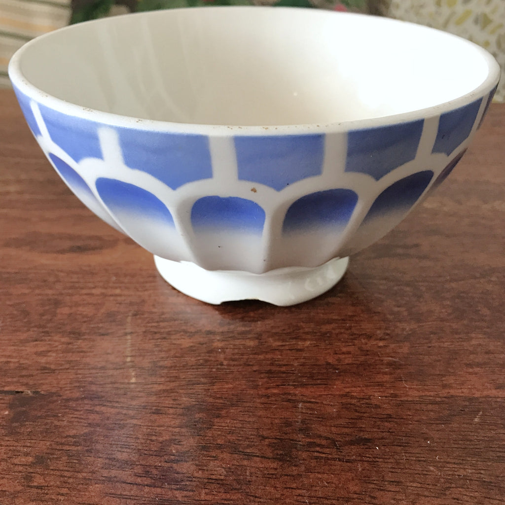 Grand bol à café dit de grand-mère à facettes en faïence attribution Digoin Sarreguemines décor bleu Art Déco par Hello Broc brocante en ligne