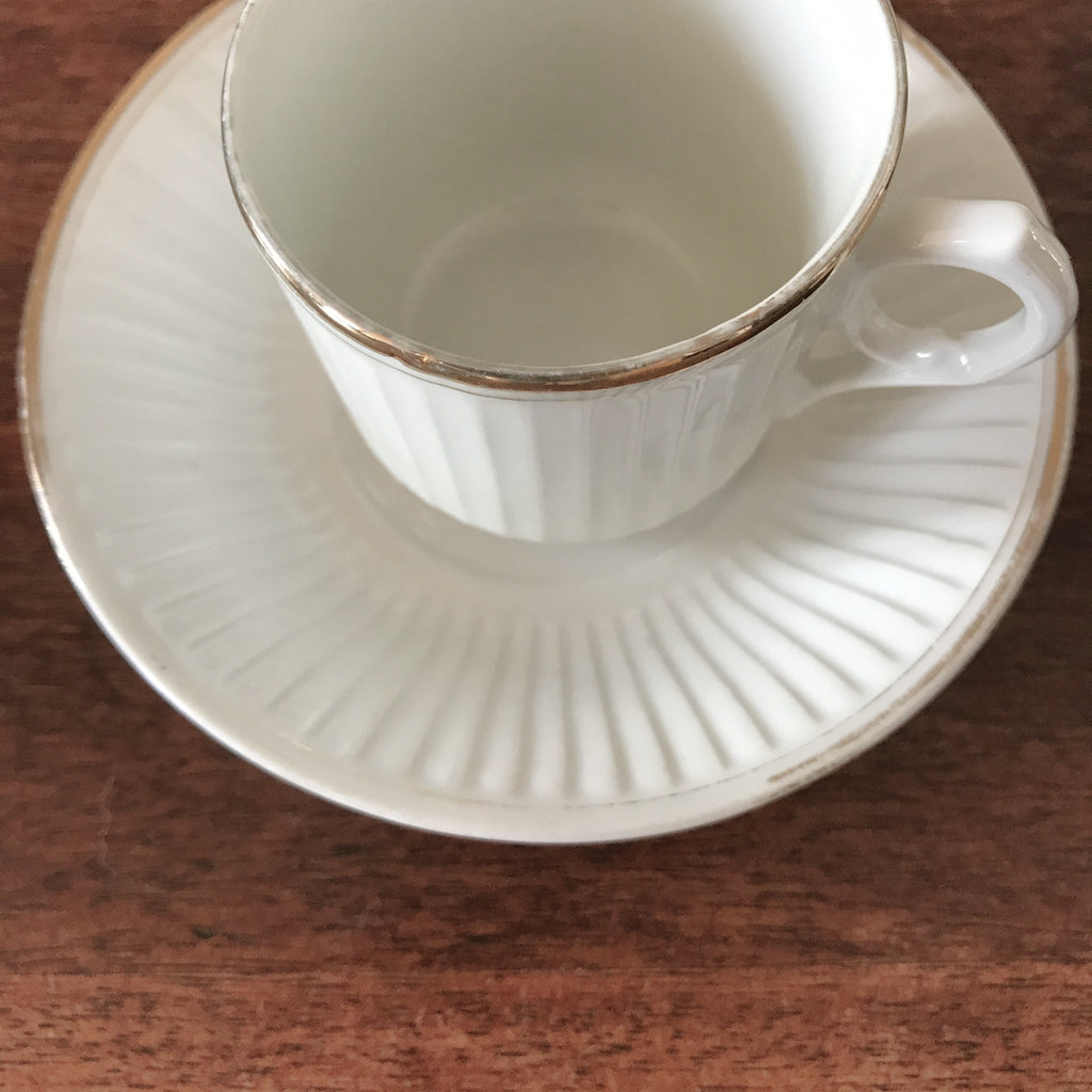 Ensemble de 4 tasses à café et 4 soucoupes coordonnées en porcelaine blanche de France par Hello Broc brocante en ligne