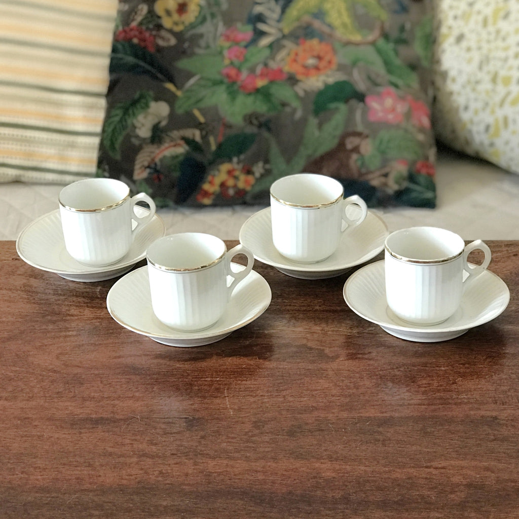 Ensemble de 4 tasses à café et 4 soucoupes coordonnées en porcelaine blanche de France par Hello Broc brocante en ligne