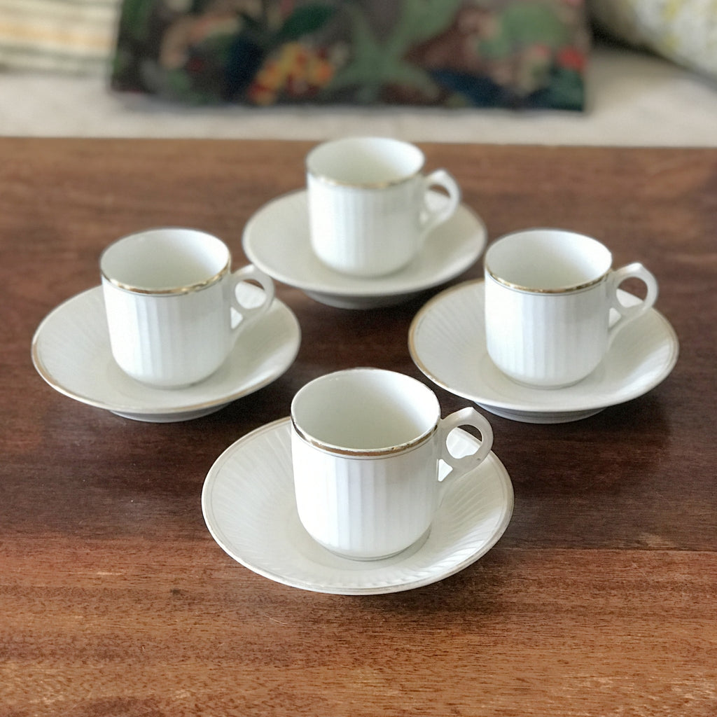 Ensemble de 4 tasses à café et 4 soucoupes coordonnées en porcelaine blanche de France par Hello Broc brocante en ligne