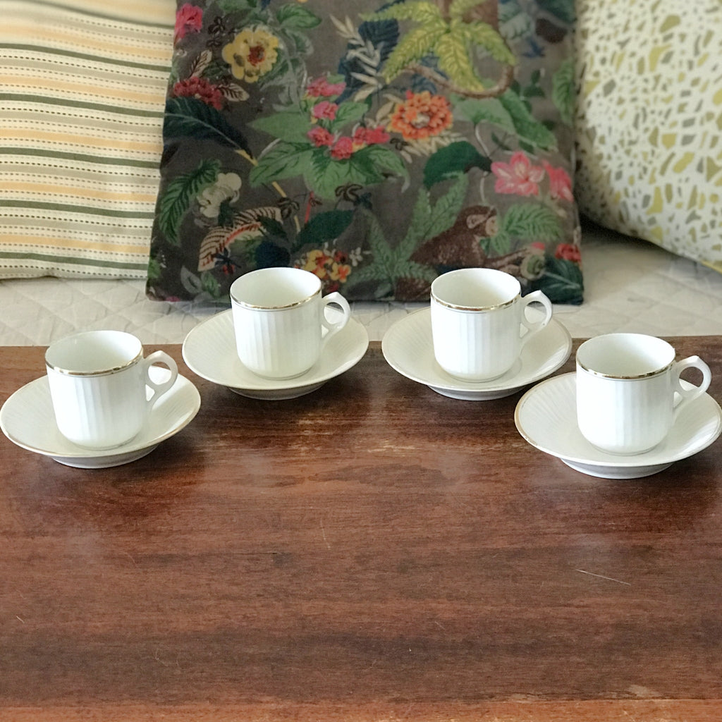 Ensemble de 4 tasses à café et 4 soucoupes coordonnées en porcelaine blanche de France par Hello Broc brocante en ligne