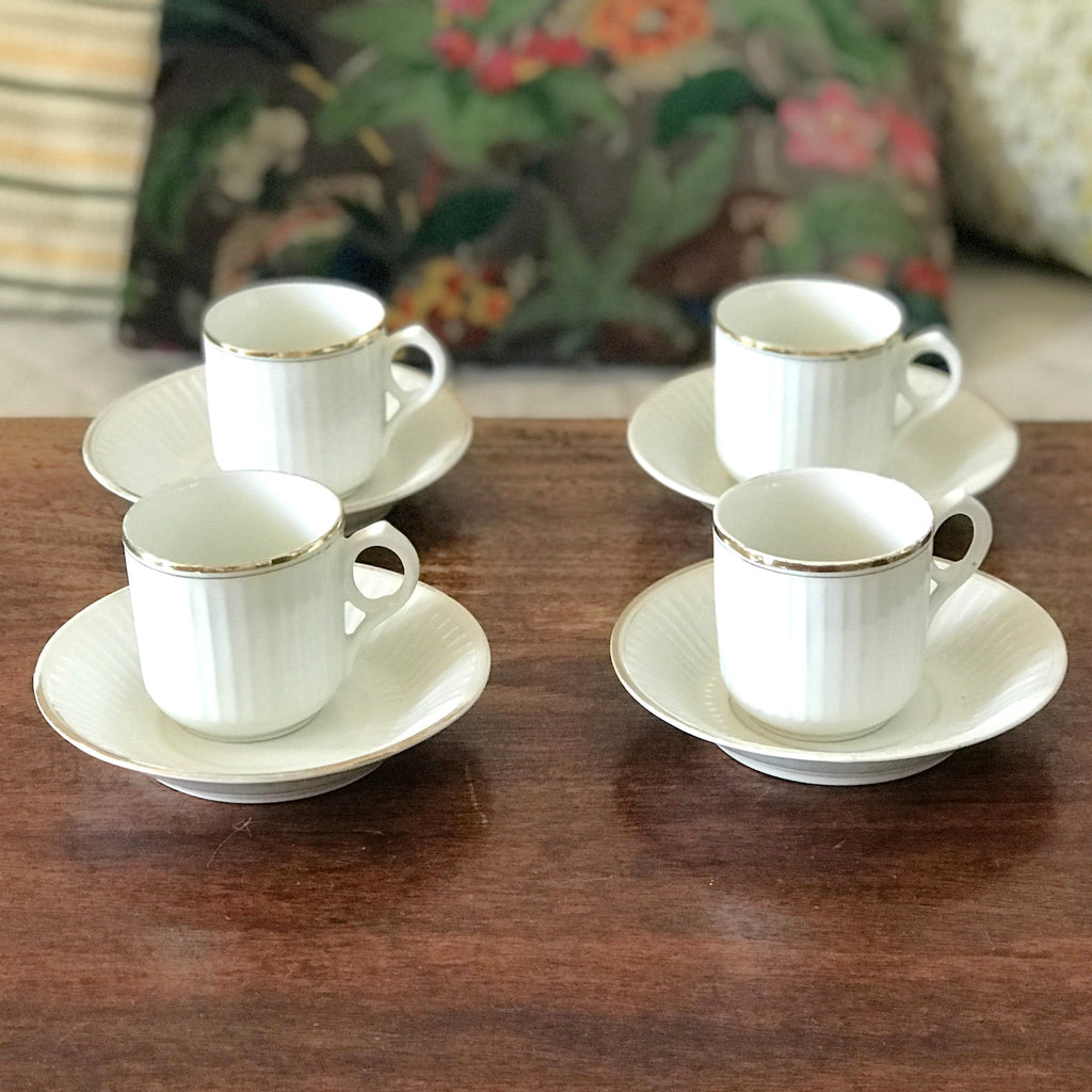 Ensemble de 4 tasses à café et 4 soucoupes coordonnées en porcelaine blanche de France par Hello Broc brocante en ligne