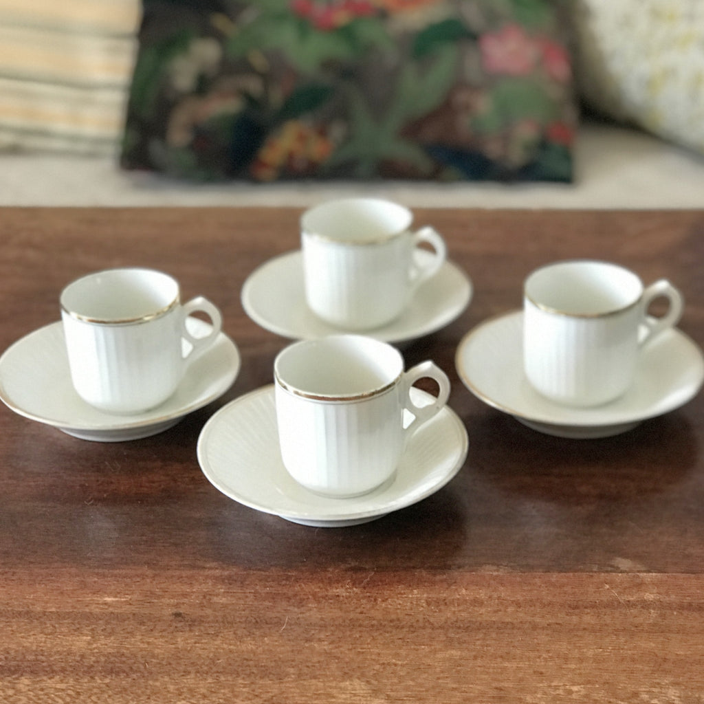 Ensemble de 4 tasses à café et 4 soucoupes coordonnées en porcelaine blanche de France par Hello Broc brocante en ligne