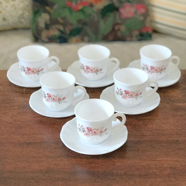 Ensemble de 6 tasses à café et sous tasses coordonnées vintage verre opalin blanc décor fleurs Arcopal France par Hello Broc brocante en ligne