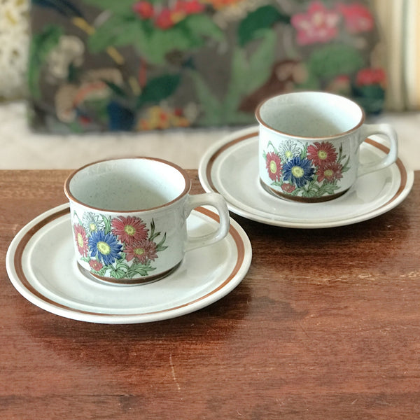 Ensemble de 2 tasses à café ou à thé et 2 soucoupes coordonnées vintage en Grès décor fleuri champêtre contenance 13 cl par Hello Broc brocante en ligne