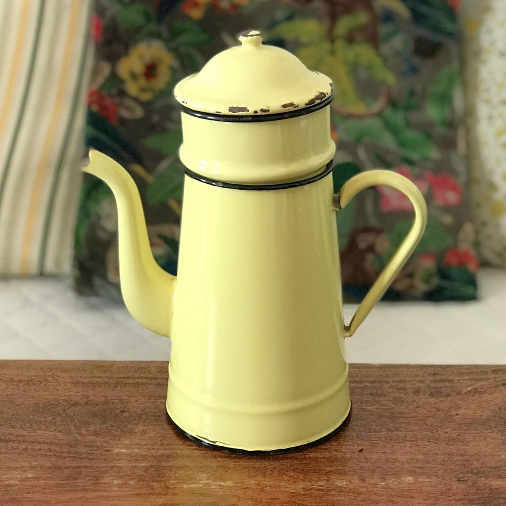 Cafetière ancienne décorative émaillée en métal couleur jaune pâle par Hello Broc brocante en ligne