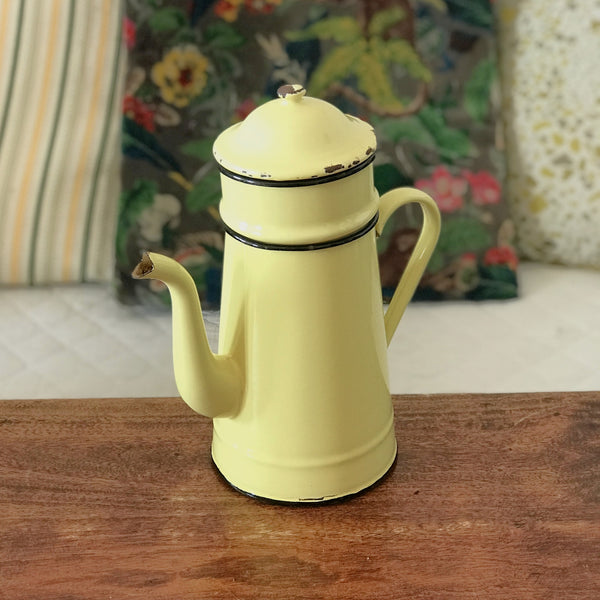 Cafetière ancienne décorative émaillée en métal couleur jaune pâle par Hello Broc brocante en ligne