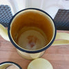 Cafetière ancienne décorative émaillée en métal couleur jaune pâle par Hello Broc brocante en ligne