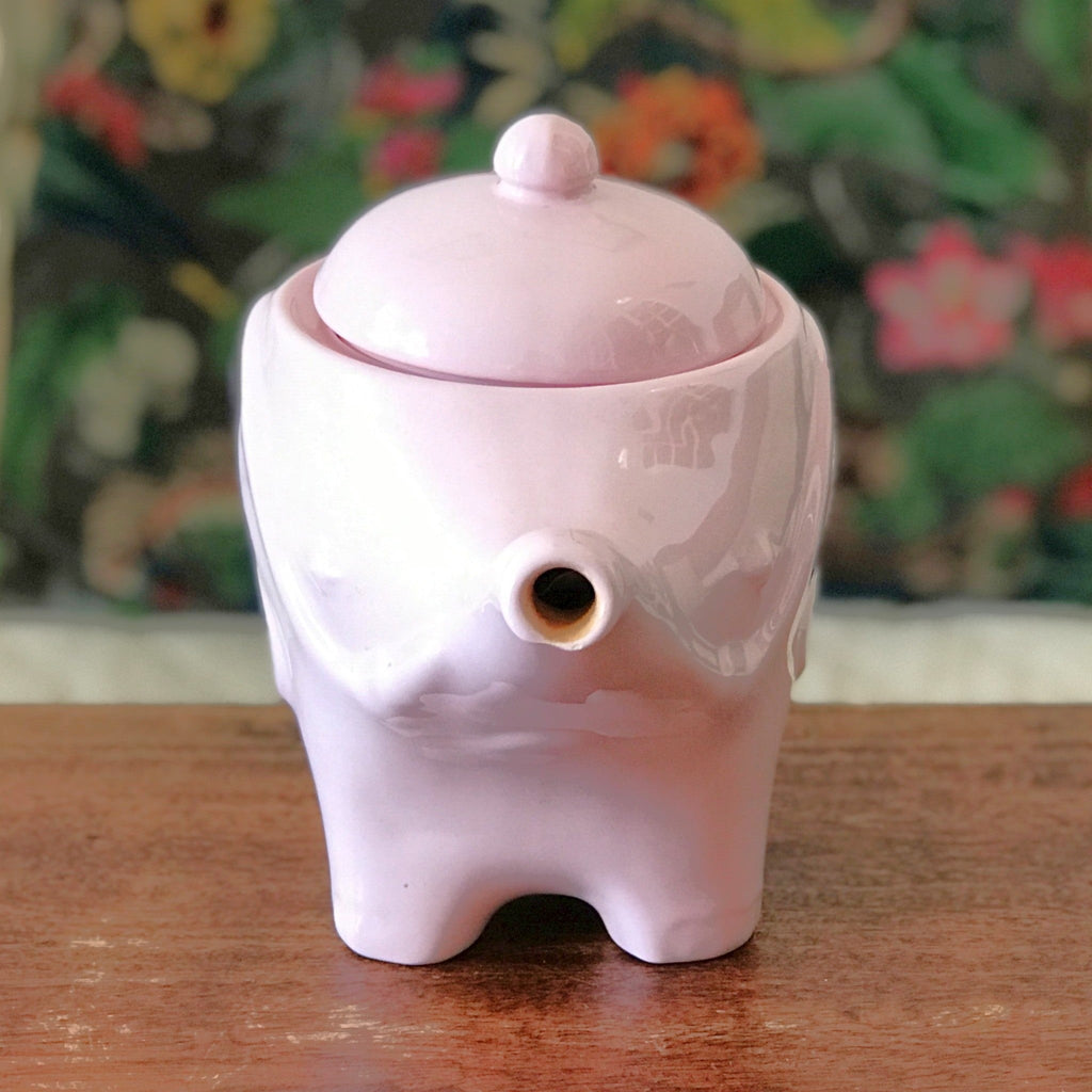 Théière décorative vintage éléphant en céramique rose pâle attribuée à Moulin du Loup par Hello Broc brocante en ligne
