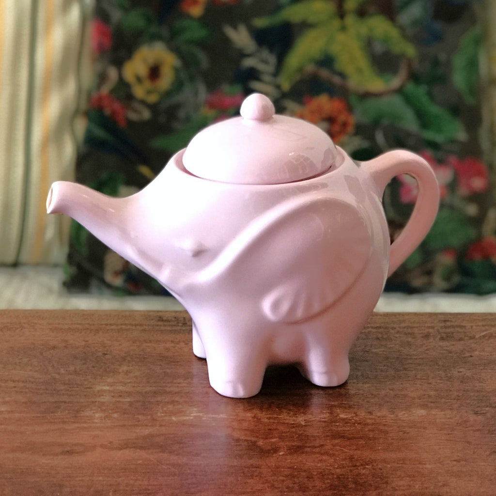 Théière décorative éléphant en céramique rose pâle attribuée à Moulin du Loup par Hello Broc brocante en ligne