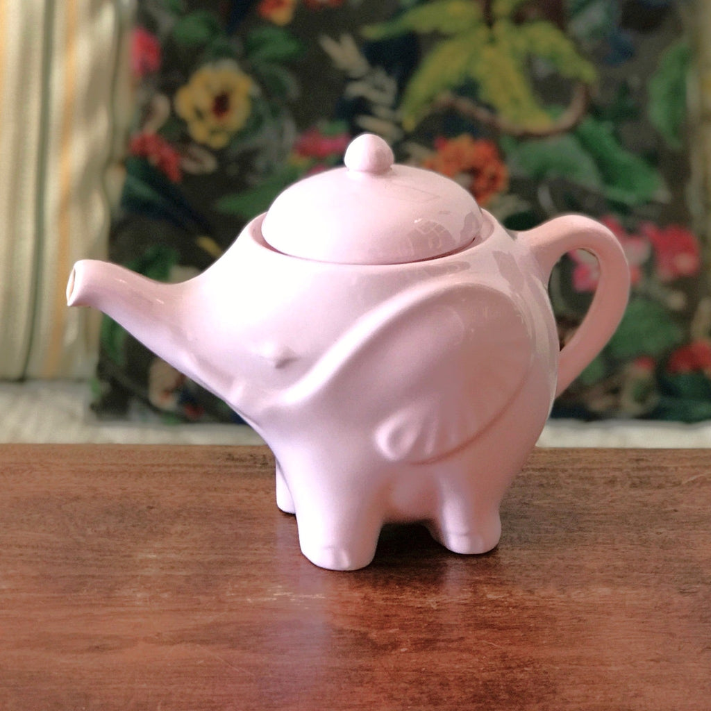 Théière décorative vintage éléphant en céramique rose pâle attribuée à Moulin du Loup par Hello Broc brocante en ligne