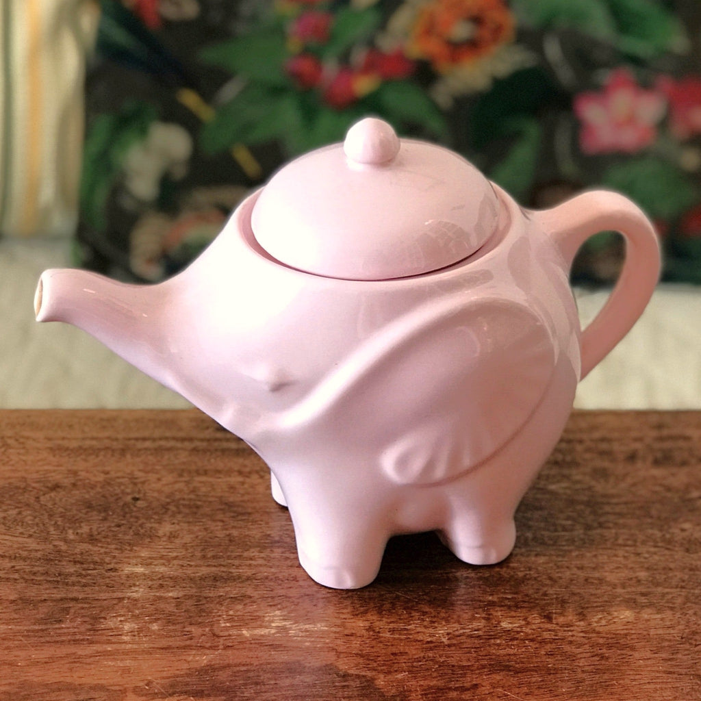 Théière décorative vintage éléphant en céramique rose pâle attribuée à Moulin du Loup par Hello Broc brocante en ligne