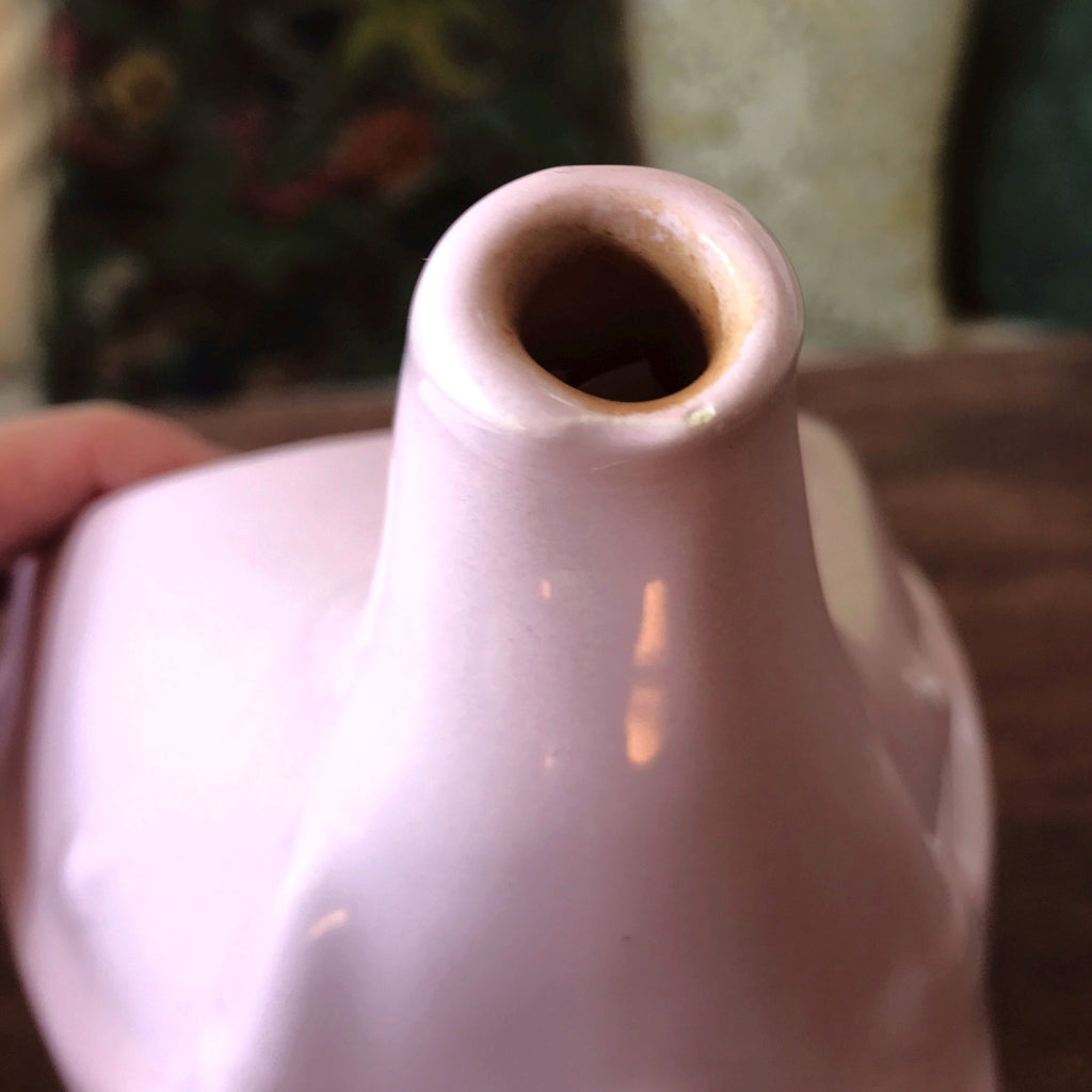 Théière décorative éléphant en céramique rose pâle attribuée à Moulin du Loup par Hello Broc brocante en ligne