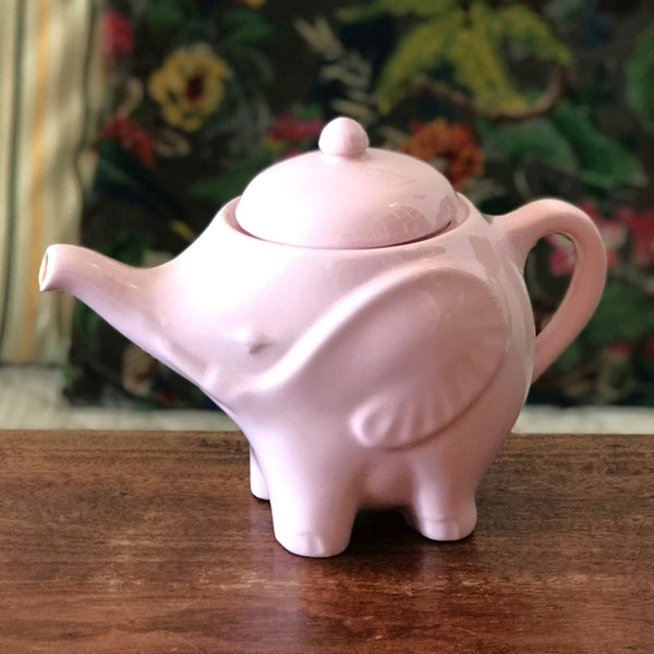 Théière décorative éléphant en céramique rose pâle attribuée à Moulin du Loup par Hello Broc brocante en ligne