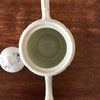 Théière cafetière en porcelaine blanche décor gris et rose fleurs stylisées par Hello Broc brocante en ligne