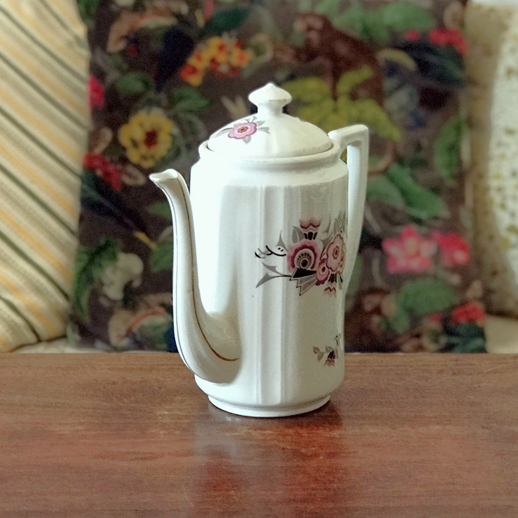 Théière cafetière en porcelaine blanche décor gris et rose fleurs stylisées par Hello Broc brocante en ligne