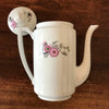 Théière cafetière en porcelaine blanche décor gris et rose fleurs stylisées par Hello Broc brocante en ligne