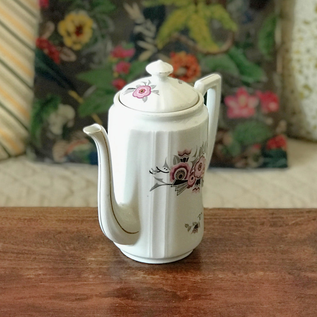 Théière cafetière en porcelaine blanche décor gris et rose fleurs stylisées par Hello Broc brocante en ligne