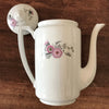 Théière cafetière en porcelaine blanche décor gris et rose fleurs stylisées par Hello Broc brocante en ligne