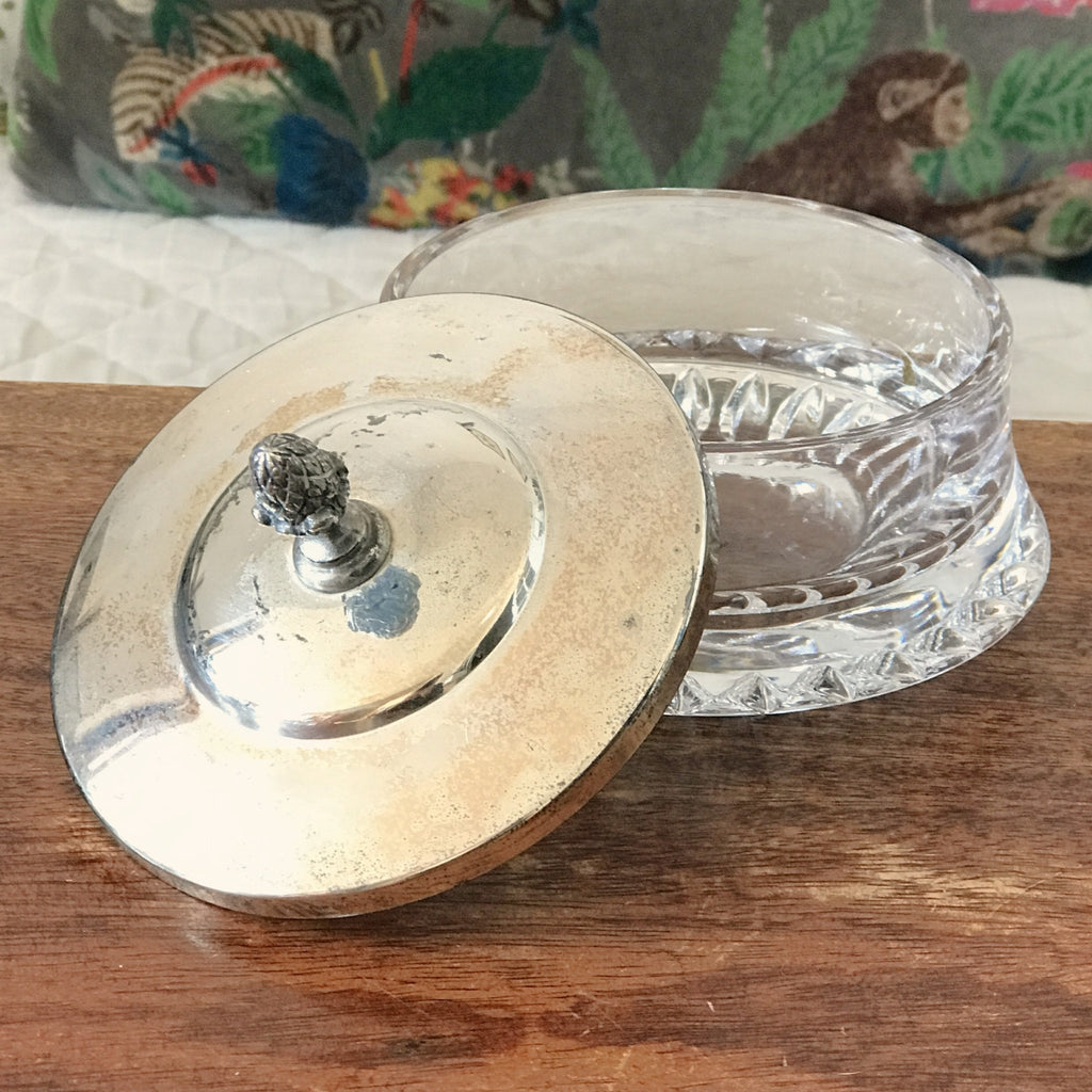 Sucrier en cristal taillé et couvercle en métal argenté surmonté d'un gland Wolff Germany par Hello Broc brocante en ligne