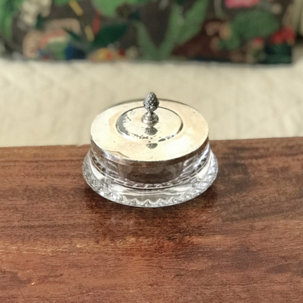 Sucrier en cristal taillé et couvercle en métal argenté surmonté d'un gland Wolff Germany par Hello Broc brocante en ligne
