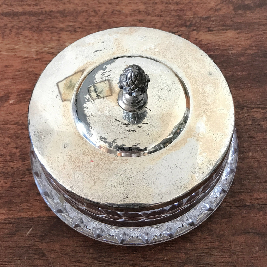 Sucrier en cristal taillé et couvercle en métal argenté surmonté d'un gland Wolff Germany par Hello Broc brocante en ligne