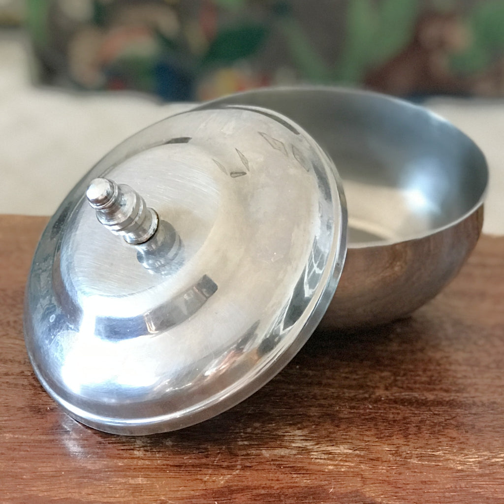 Sucrier vintage tripode en métal chromé par Hello Broc brocante en ligne