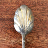 Ensemble pince à sucre et cuillère à saupoudrer en métal blanc par Hello Broc brocante en ligne