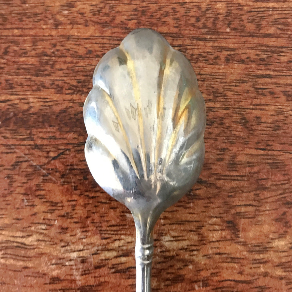 Ensemble pince à sucre et cuillère à saupoudrer en métal blanc par Hello Broc brocante en ligne