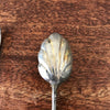 Ensemble pince à sucre et cuillère à saupoudrer en métal blanc par Hello Broc brocante en ligne