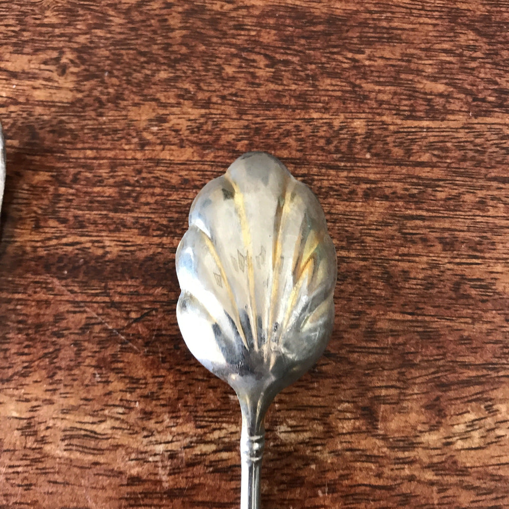 Ensemble pince à sucre et cuillère à saupoudrer en métal blanc par Hello Broc brocante en ligne