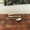Ensemble pince à sucre et cuillère à saupoudrer en métal blanc par Hello Broc brocante en ligne