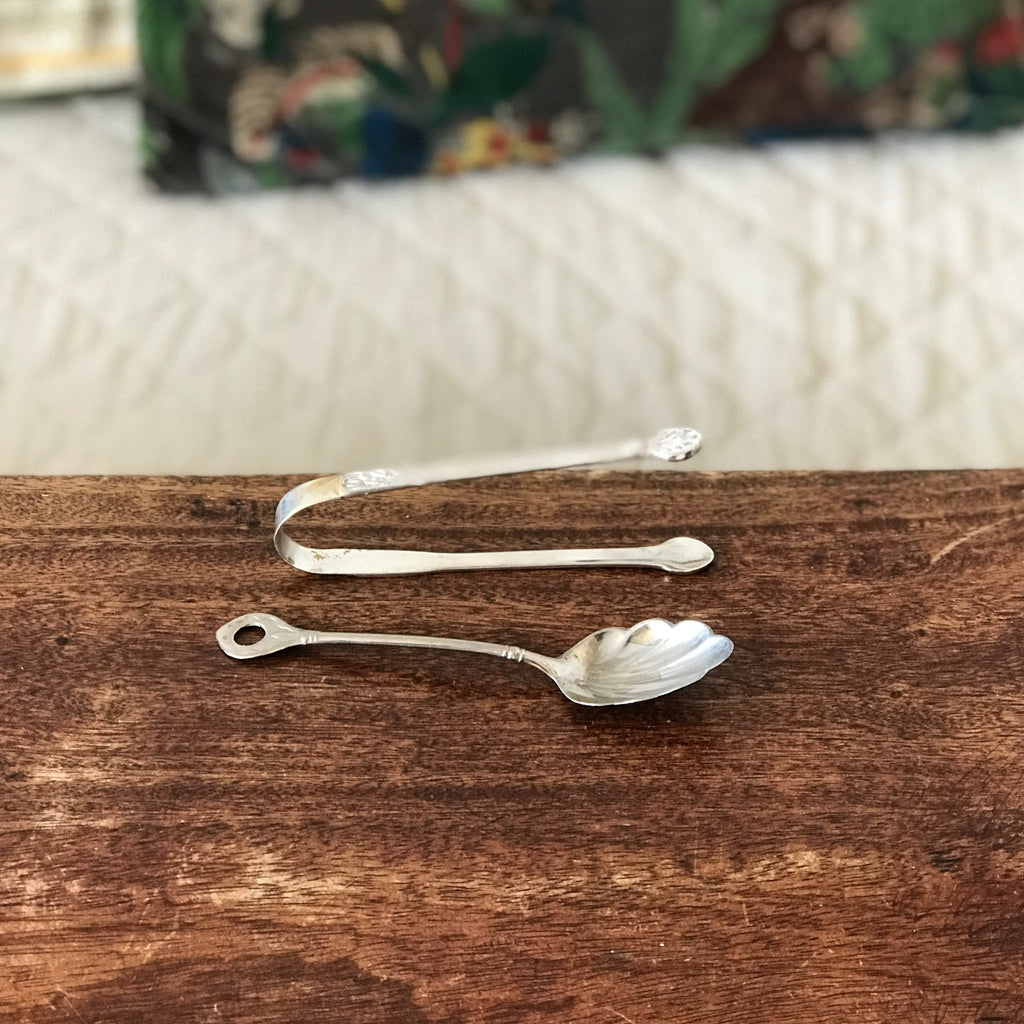 Ensemble pince à sucre et cuillère à saupoudrer en métal blanc par Hello Broc brocante en ligne