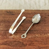 Ensemble pince à sucre et cuillère à saupoudrer en métal blanc par Hello Broc brocante en ligne