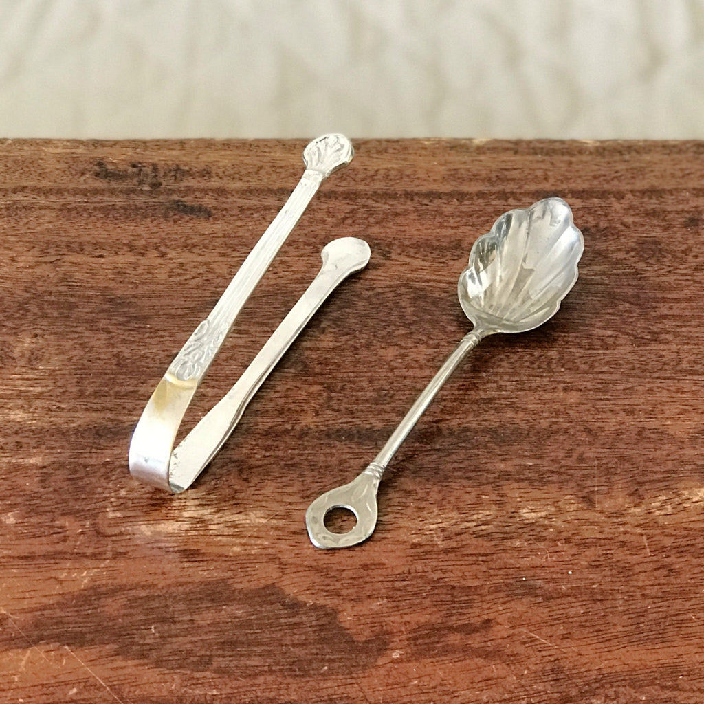 Ensemble pince à sucre et cuillère à saupoudrer en métal blanc par Hello Broc brocante en ligne