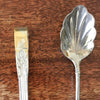 Ensemble pince à sucre et cuillère à saupoudrer en métal blanc par Hello Broc brocante en ligne