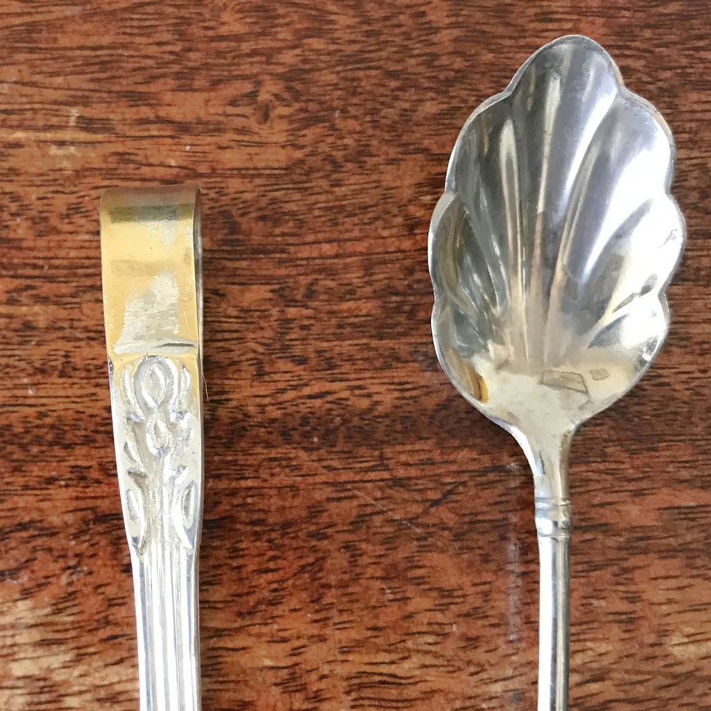 Ensemble pince à sucre et cuillère à saupoudrer en métal blanc par Hello Broc brocante en ligne