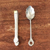 Ensemble pince à sucre et cuillère à saupoudrer en métal blanc par Hello Broc brocante en ligne