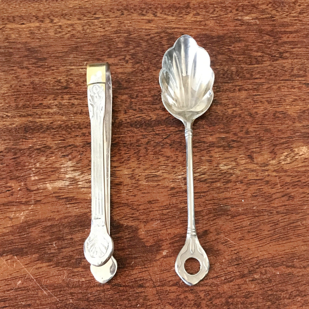 Ensemble pince à sucre et cuillère à saupoudrer en métal blanc par Hello Broc brocante en ligne