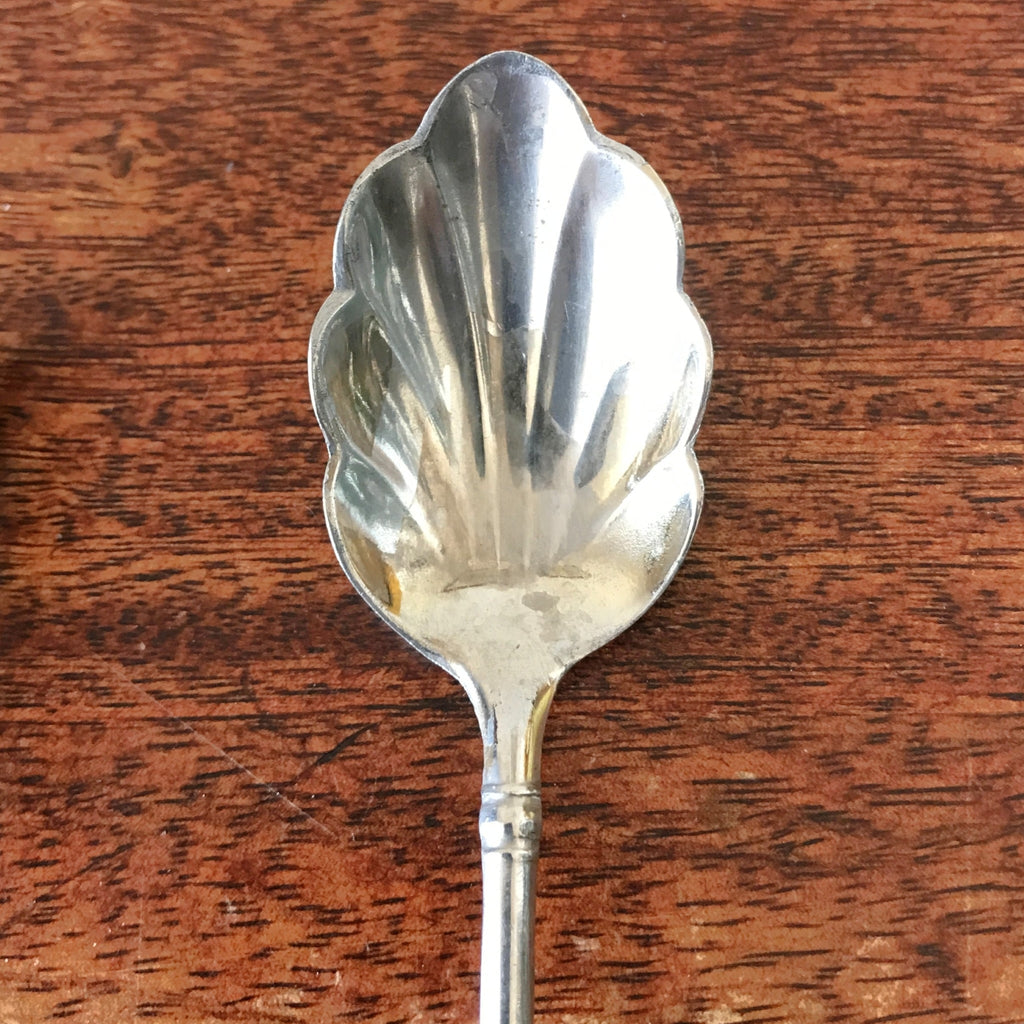Ensemble pince à sucre et cuillère à saupoudrer en métal blanc par Hello Broc brocante en ligne