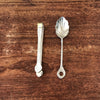 Ensemble pince à sucre et cuillère à saupoudrer en métal blanc par Hello Broc brocante en ligne