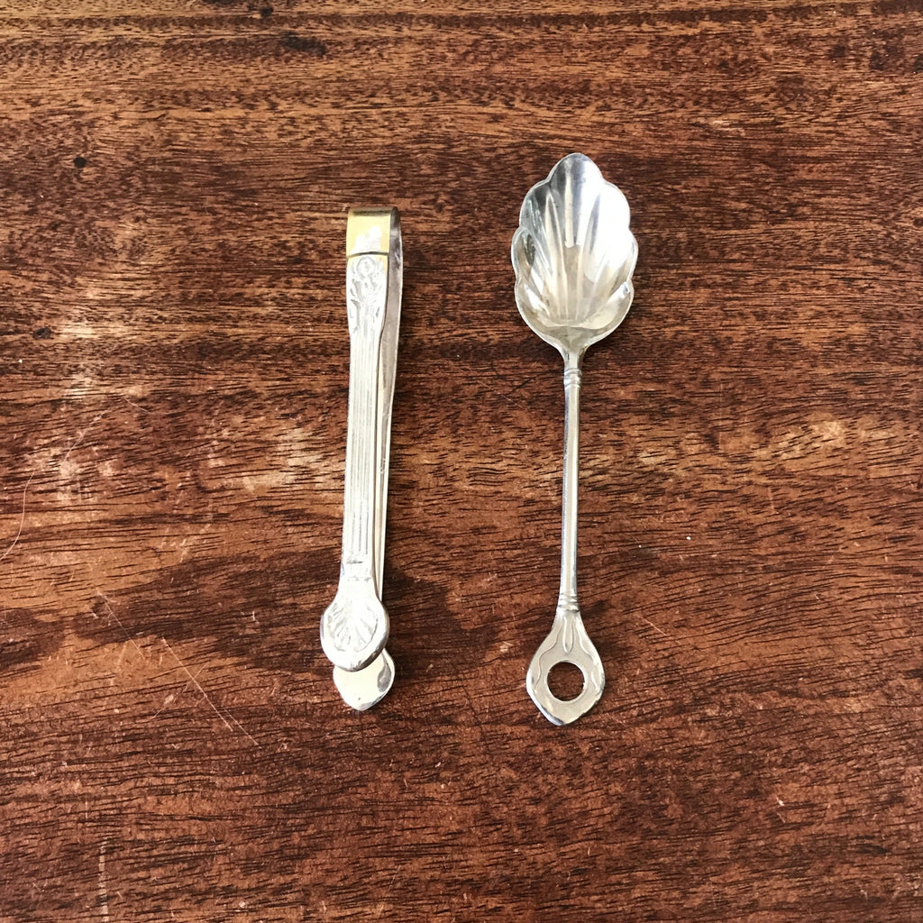 Ensemble pince à sucre et cuillère à saupoudrer en métal blanc par Hello Broc brocante en ligne