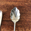 Ensemble pince à sucre et cuillère à saupoudrer en métal blanc par Hello Broc brocante en ligne